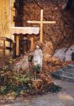 A szobor korábbi helyén a Krisztus Király plébánia kertjében (Mayer Mária felvétele)